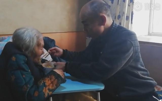 96歲母親患病管兒子叫媽媽，兒子每天哄她睡覺：她現在是我的孩子