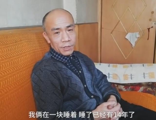 96歲母親患病管兒子叫媽媽，兒子每天哄她睡覺：她現在是我的孩子