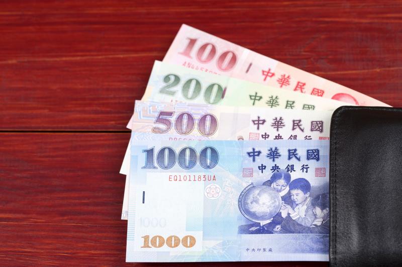 只點拉麵跟溏心蛋「被隔壁屁孩笑窮」！男網友立馬叫服務生反擊卻害了自己，他後悔：「好虧！」 