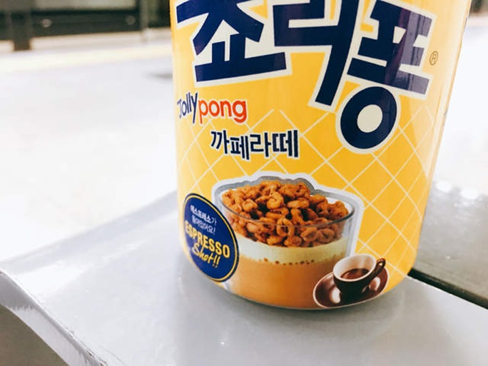 發現「零食包裝袋」印有自己的照片，才驚覺「身世不一般」！沒想到竟與失散52年的哥哥淚崩相認... 