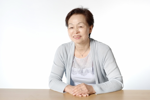 發現「零食包裝袋」印有自己的照片，才驚覺「身世不一般」！沒想到竟與失散52年的哥哥淚崩相認... 