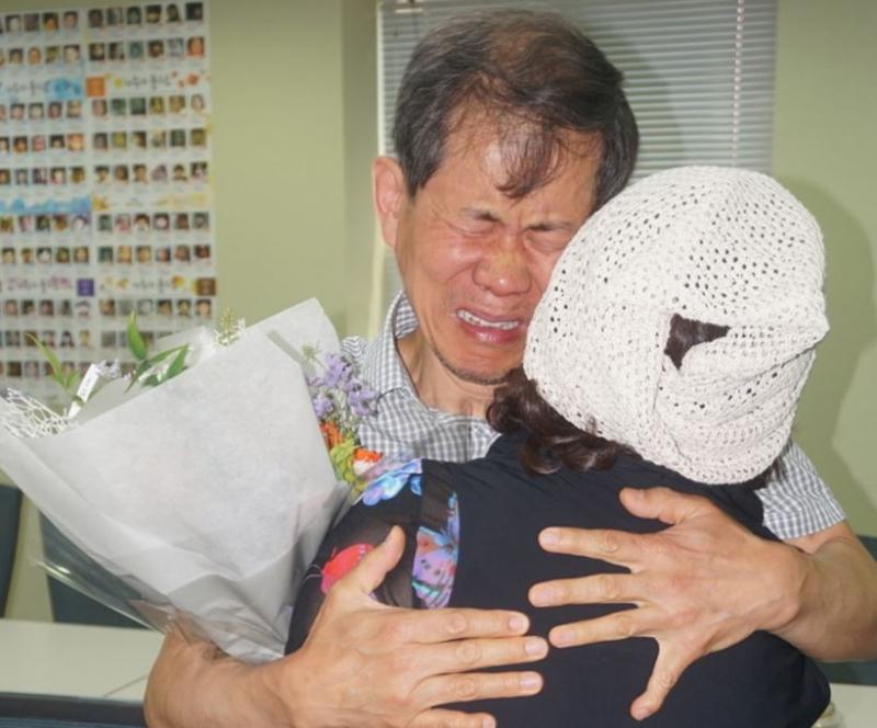 發現「零食包裝袋」印有自己的照片，才驚覺「身世不一般」！沒想到竟與失散52年的哥哥淚崩相認... 