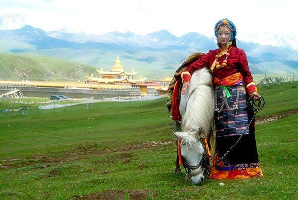到西藏旅遊時，看見藏族姑娘「蹲在地上朝你微笑」，一定要馬上迴避！不然你就尷尬了！ 