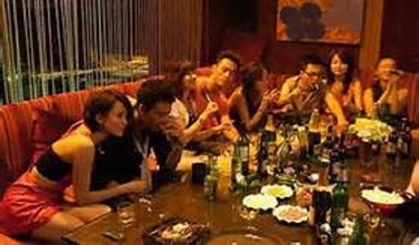 女記者臥底進入「上流慈善晚會」想真實轉播，沒想到目睹「史上最下流X亂派對」當場崩潰..