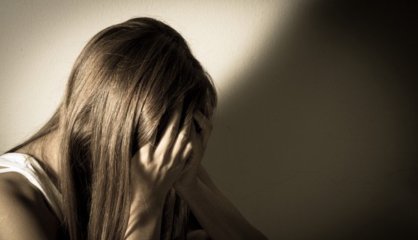 女記者臥底進入「上流慈善晚會」想真實轉播，沒想到目睹「史上最下流X亂派對」當場崩潰..