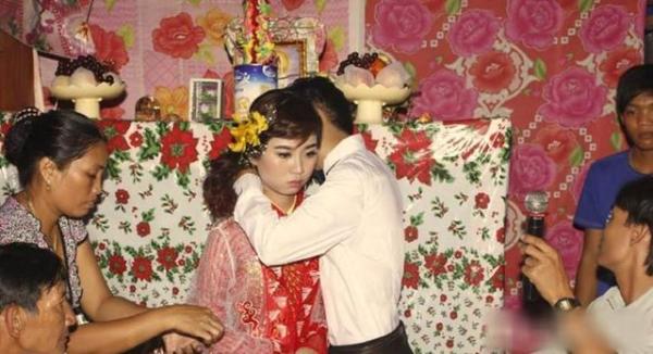 娶到「超美越南新娘」開心炫耀！親友一看到結婚照片卻說「你要小心她....」第2年果真發生慘劇！