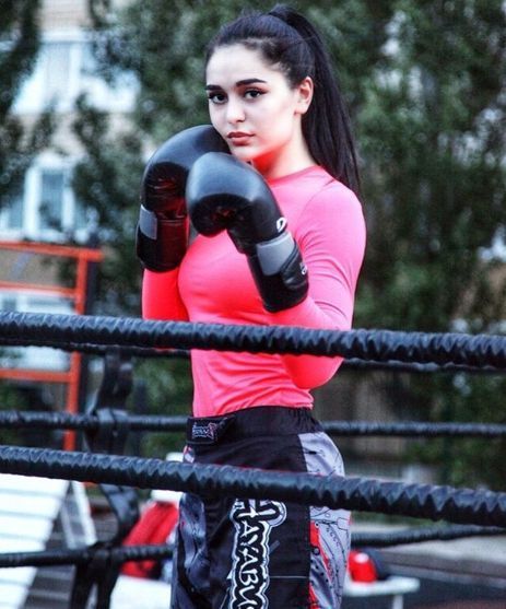 影：19歲正妹拳擊選手挑戰拳擊機！沒想到「一揮拳」旁觀男子直接ＫＯ？網笑瘋：難道是「拳風」！