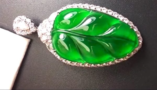 他在江邊撿到一塊大石頭給太太用來「醃菜」！10年後她不小心打破，看到裡面的「真容」專家都嚇壞了！ 