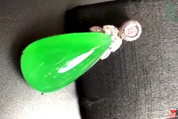 他在江邊撿到一塊大石頭給太太用來「醃菜」！10年後她不小心打破，看到裡面的「真容」專家都嚇壞了！ 