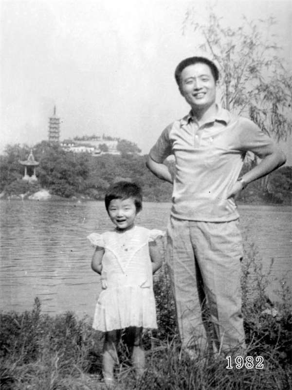 女兒和爸爸30多年來都會一起在同一地點合影，但最後一張令人眼眶濕了... 