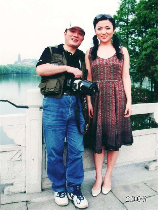 女兒和爸爸30多年來都會一起在同一地點合影，但最後一張令人眼眶濕了... 