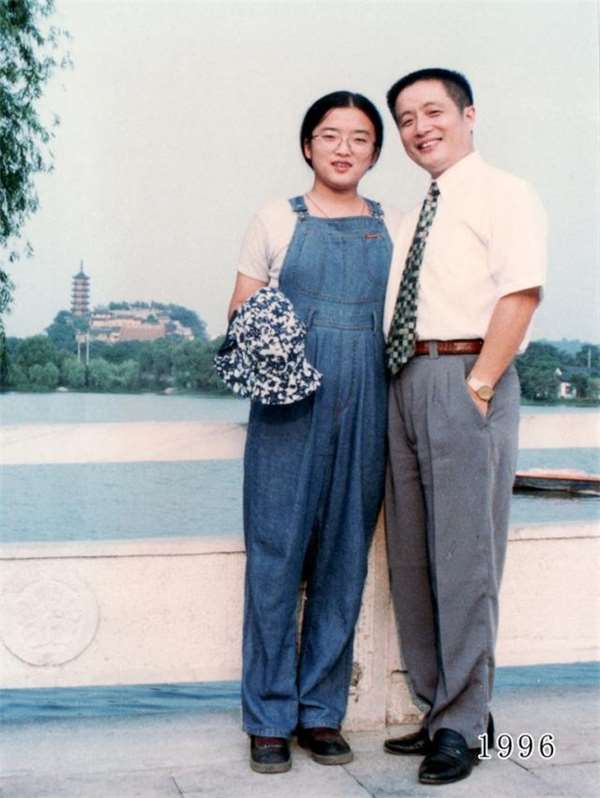 女兒和爸爸30多年來都會一起在同一地點合影，但最後一張令人眼眶濕了... 