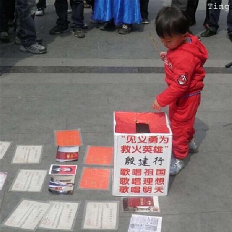 兩次沖入火場救出13條鮮活生命卻慘遭毀容，21歲小夥只能街頭賣唱，沒想到命運從此改變，得到了完美回報