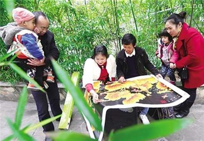 兩次沖入火場救出13條鮮活生命卻慘遭毀容，21歲小夥只能街頭賣唱，沒想到命運從此改變，得到了完美回報