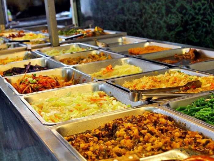 自助餐老闆總是在「只點白飯」的男孩碗裡「偷加料」，20多年後他再度光臨，居然讓老闆哭了！ 