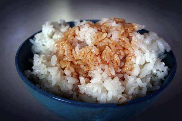 自助餐老闆總是在「只點白飯」的男孩碗裡「偷加料」，20多年後他再度光臨，居然讓老闆哭了！ 
