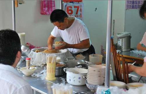 自助餐老闆總是在「只點白飯」的男孩碗裡「偷加料」，20多年後他再度光臨，居然讓老闆哭了！ 