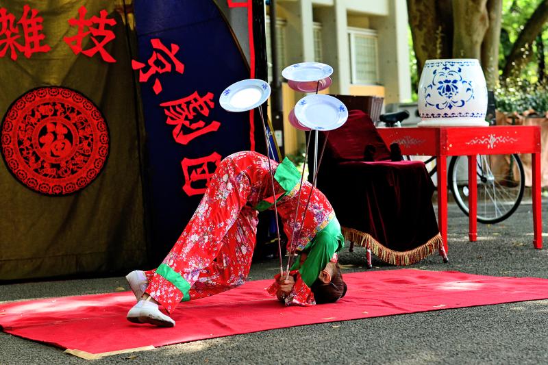知名雜技演員表演吞劍，沒想到「真插進去刺穿食道」，險些丟了性命！醫生：「打了9個夾子縫合傷口！」 