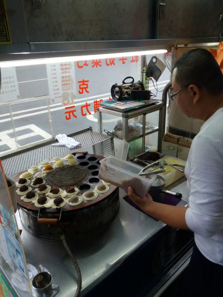 一肩扛起診費房貸2子學費！丈夫想全心照顧中風老婆「閃辭主管職」，賣車輪餅維持生計！網友：「太催淚！」