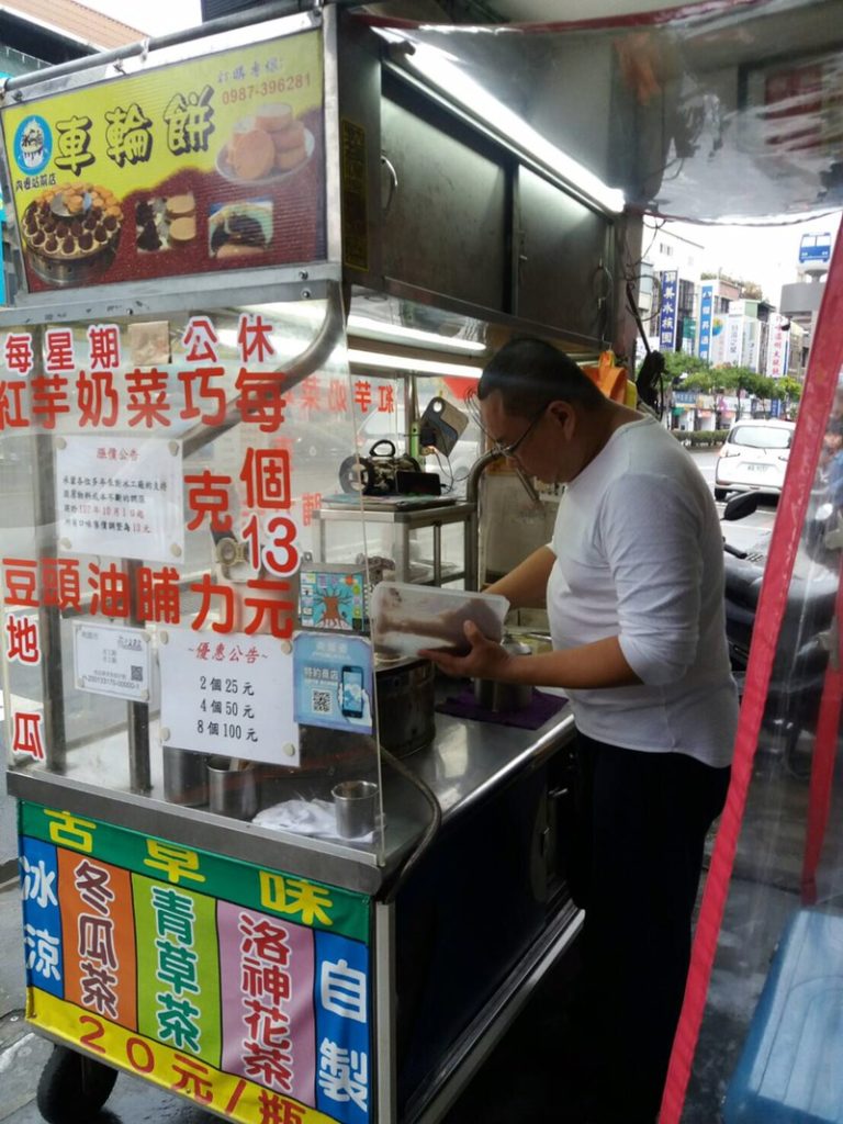 一肩扛起診費房貸2子學費！丈夫想全心照顧中風老婆「閃辭主管職」，賣車輪餅維持生計！網友：「太催淚！」