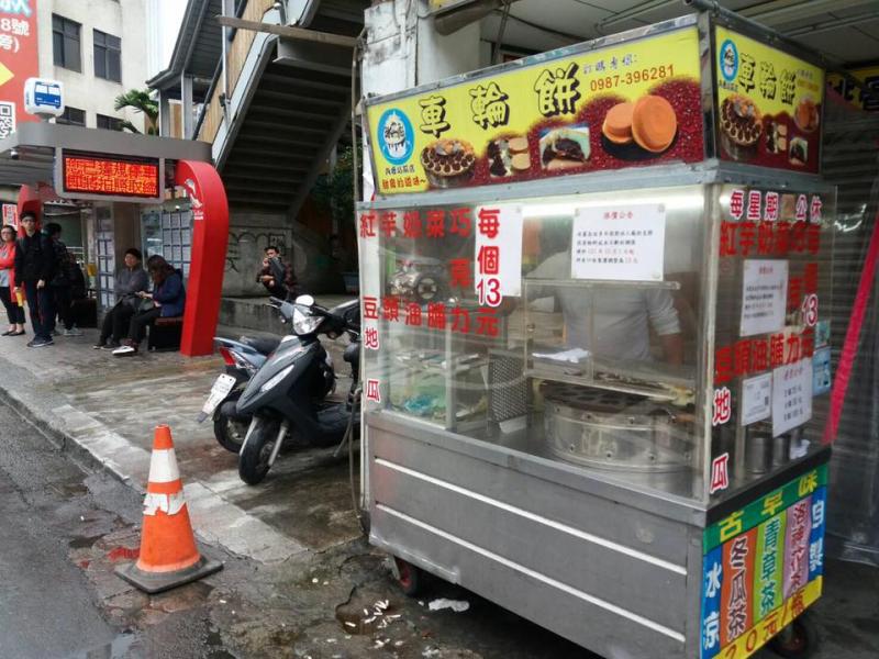 一肩扛起診費房貸2子學費！丈夫想全心照顧中風老婆「閃辭主管職」，賣車輪餅維持生計！網友：「太催淚！」