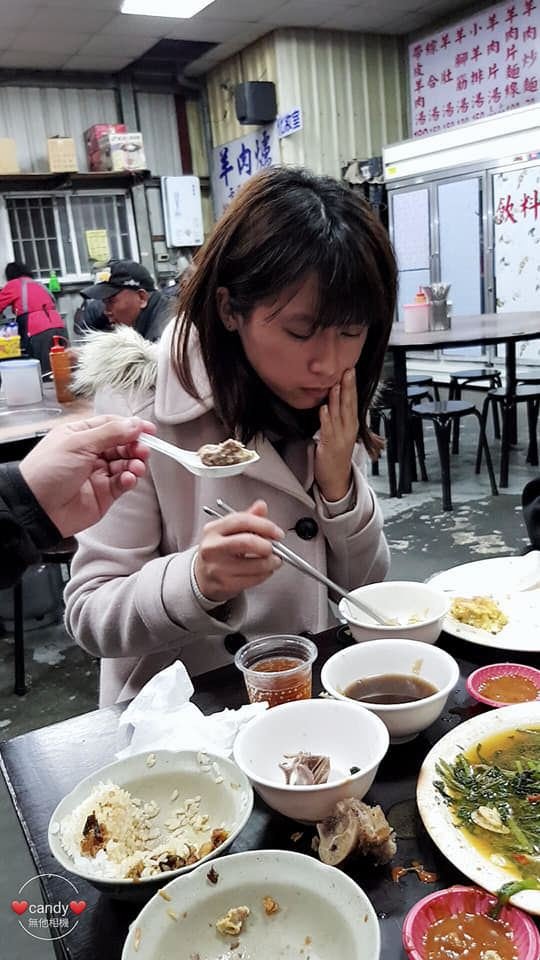 貼心弟挑肉給拔牙姊…母上網狂炫乖兒！見「高顏值姊姊」網全歪樓：以後交給我！