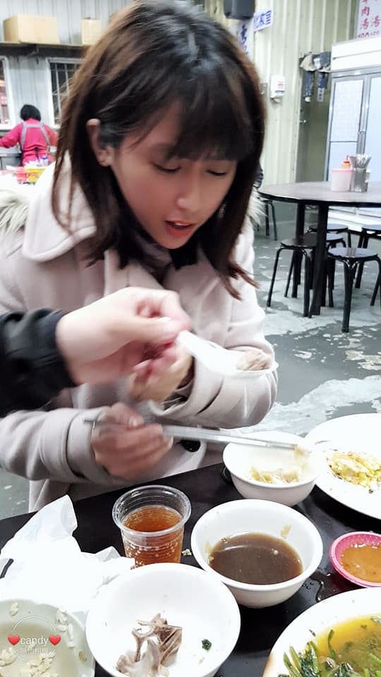 貼心弟挑肉給拔牙姊…母上網狂炫乖兒！見「高顏值姊姊」網全歪樓：以後交給我！