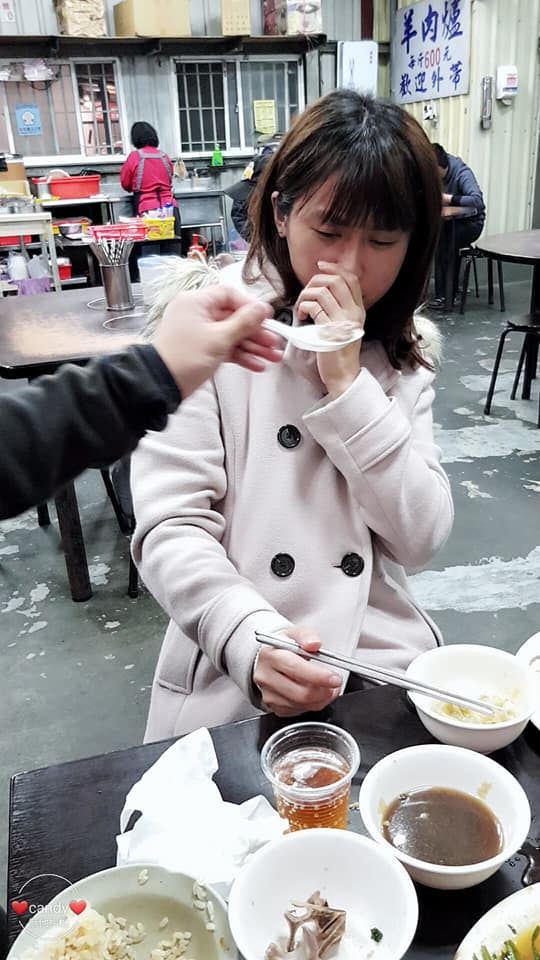 貼心弟挑肉給拔牙姊…母上網狂炫乖兒！見「高顏值姊姊」網全歪樓：以後交給我！