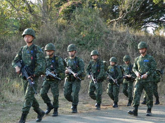 阿兵哥睡到一半「舌頭被拉長」看醫生也沒用　緊急送到廟裡「乩童看了嚇傻」：樹上垂下來 