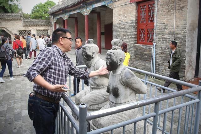 秦檜後人說：祖先跪了800年，該站起來了，岳飛後人霸氣回應！