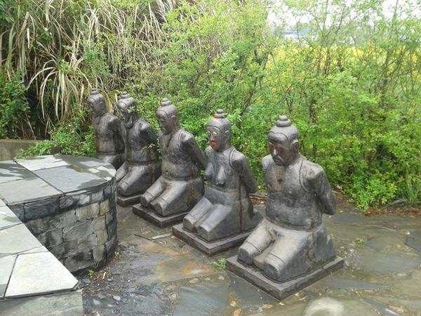 秦檜後人說：祖先跪了800年，該站起來了，岳飛後人霸氣回應！