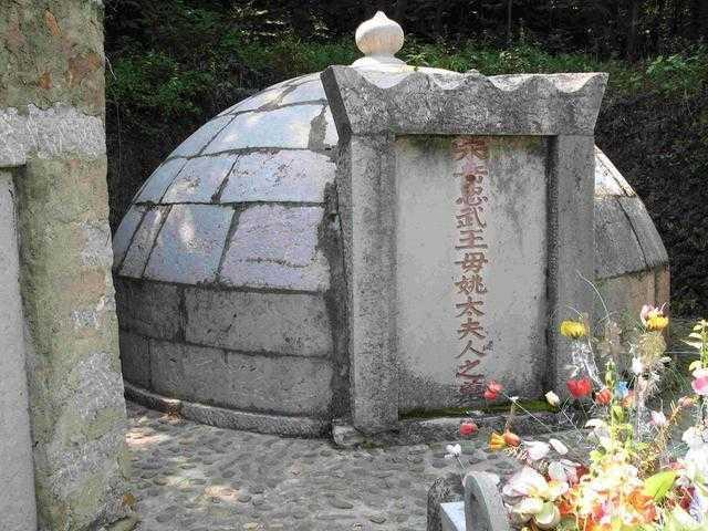 秦檜後人說：祖先跪了800年，該站起來了，岳飛後人霸氣回應！