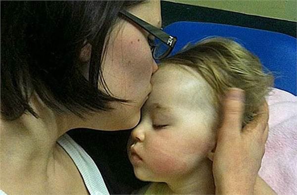 醫生判定女嬰存活無望關掉了生命儀器，媽媽含淚送女兒最後一吻，沒想到「奇蹟」出現了！ 