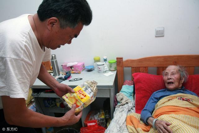 女兒去世老人堅持住窮女婿家，女婿侍奉多年，老人臨終才說出隱情！