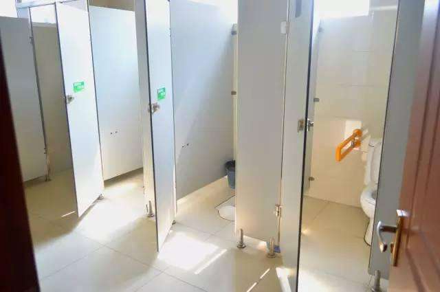 男子上廁所發現自己沒帶紙，撕下牆壁上的紙條後樂壞了！
