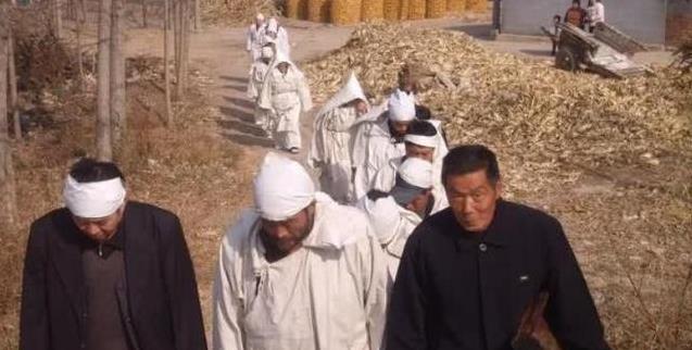 親人去世後，為什麼要把他的衣服燒掉？原來這不僅僅是迷信！