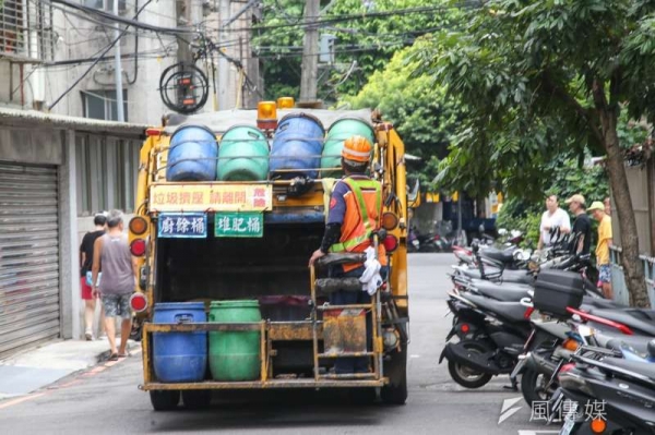 女門口「貼100」求好心人幫倒垃圾，結局「太扯」網友嘲：根本傻X..！！！