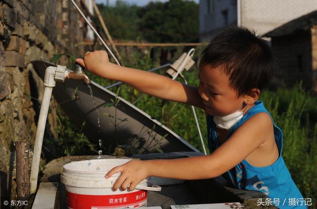 媽媽身體癱瘓，6歲男童「守家侍母」，悉心照顧重病的媽媽 