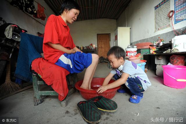 媽媽身體癱瘓，6歲男童「守家侍母」，悉心照顧重病的媽媽 