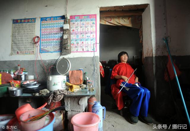 媽媽身體癱瘓，6歲男童「守家侍母」，悉心照顧重病的媽媽 