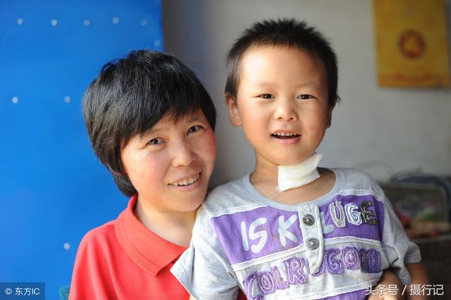 媽媽身體癱瘓，6歲男童「守家侍母」，悉心照顧重病的媽媽 