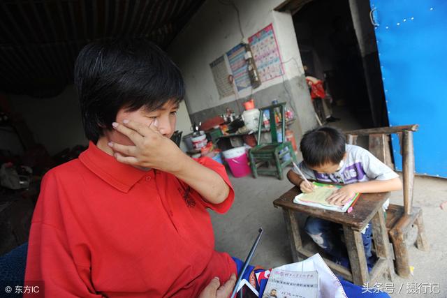 媽媽身體癱瘓，6歲男童「守家侍母」，悉心照顧重病的媽媽 