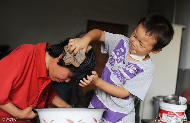 媽媽身體癱瘓，6歲男童「守家侍母」，悉心照顧重病的媽媽 