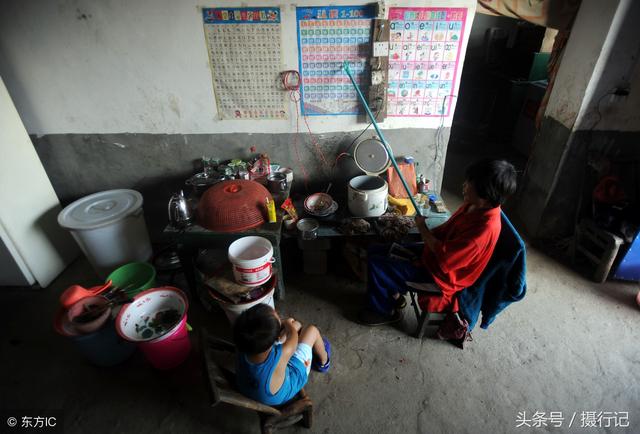 媽媽身體癱瘓，6歲男童「守家侍母」，悉心照顧重病的媽媽 