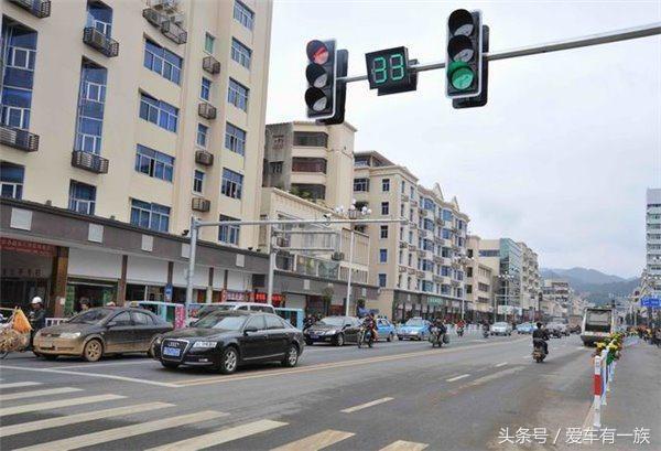 別再傻傻用D檔一直開車，自動擋汽車這樣開，起碼比平常省一半油