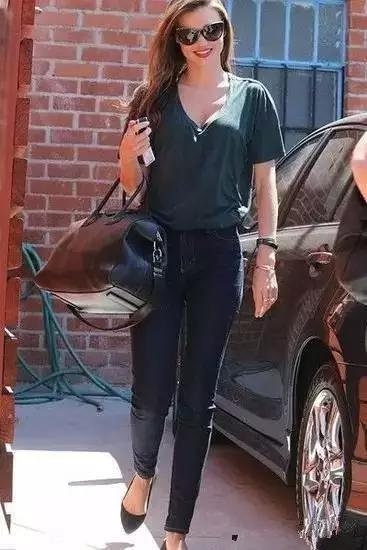 女人出門千萬別這樣穿褲子，醜爆一整條街
