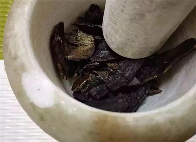 橘子皮放水裡泡一泡，勝過5瓶營養液，澆過的花油綠直冒芽！