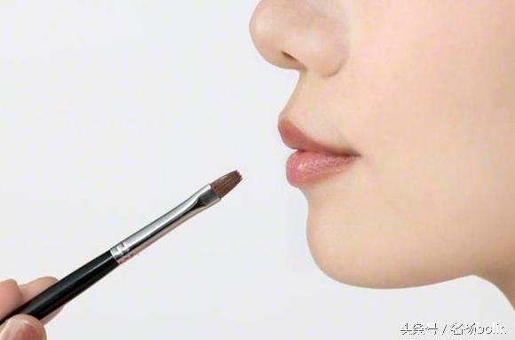 日本女生人手一罐的「妮維雅霜」竟有這7種高效使用法，只要睡前塗抹一次，女人皮膚白嫩！ 