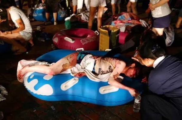 「老公水開了，幫我倒麵粉吧」，瞬間引發慘禍，無知就像在鍋裡扔了一顆「炸彈」