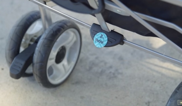老婆偷偷在寶寶的「嬰兒車輪」纏上束帶，讓老公超困惑！一推動後，所有人都看呆了！太強了！！ 